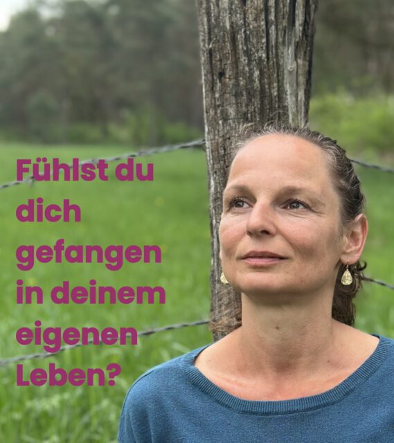 Heute waren wieder zwei zauberhafte Herzensmenschen bei mir. Jene Menschen, die meistens zu mir in die Praxis kommen: empathisch, feinfühlig und aus dem Herzen heraus lebend.
Doch wie es wohl den meisten geht, haben auch sie früh gelernt, sich anzupassen. Ihr Licht runterzudimmen. Sie sind lieb, brav oder wollen andere retten.
Aus ihren Erfahrungen heraus sind Glaubenssätze in ihnen verankert, die sie klein halten. Sie sind stets für andere da und versuchen gern sämtliche Erwartungen zu erfüllen.

Doch genau das bringt sie in Situationen, an Orte und zu Menschen, die ihnen eigentlich gar nicht guttun. Sie passen zu ihrem erlernten Verhalten und ihren Überzeugungen – aber nicht zu ihrem eigentlichen Wesen.
So versuchen sie mitzuhalten, sich noch mehr anzupassen, anzustrengen und fühlen sich am Ende doch leer.

Sie suchen den Fehler bei sich. Dabei passt das, was sich im Außen oft über Jahre aufgebaut hat, einfach nicht zu ihrem wahren Sein.

Kennst du das?

Doch weißt du, was passiert, wenn sie anfangen, ehrlich hinzuschauen, sich selbst besser kennenzulernen und wirklich zu verstehen?

WAHRE WUNDER!

Ich erlebe es immer und immer wieder.

Das scheinbare Gefängnis haben wir uns selbst gebaut. Und genau deshalb können wir es auch wieder einreißen – Schritt für Schritt.

Ich begleite dich auf diesem Weg.
Ehrlich. Ohne Ausweichen.
In einem Raum, in dem du dich so zeigen kannst, wie du wirklich bist.

Wenn du spürst, dass es so nicht weitergehen kann, schreib mir.

Wo in deinem Leben passt du dich gerade an, obwohl du spürst, dass es dir nicht guttut?

Alles Liebe, Claudia

#innerearbeit #transformation #traumaheilung #selbstbewußtseinstärken #innerekindarbeit