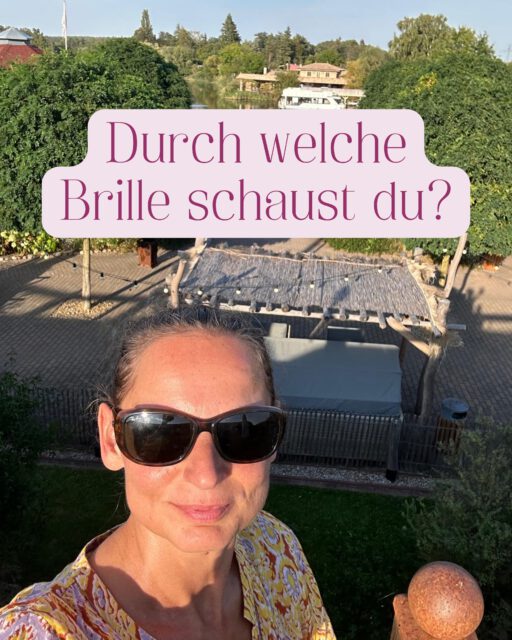 In meiner langjährigen therapeutischen Arbeit erlebe ich immer wieder, wie befreiend und heilsam es sein kann, eine neue Sichtweise einzunehmen.

Häufig leiden wir nicht nur an einer Situation selbst, sondern auch an der Bedeutung, die wir ihr geben.

Wir alle betrachten das Leben durch unsere ganz persönliche Brille. Geformt durch Erfahrungen, Prägungen, Verletzungen, Glaubenssätze und Überzeugungen.

Diese Brille ist nicht falsch.

Im Gegenteil.

Sie hat uns oft geholfen, Dinge einzuordnen, zu verstehen oder uns zu schützen.

Doch manchmal tragen wir noch Sichtweisen mit uns herum, die längst nicht mehr zu uns passen.

Dann sehen wir Möglichkeiten nicht mehr. Wir zweifeln an uns, halten uns zurück oder erleben dieselben Herausforderungen immer wieder auf ähnliche Weise.

Manches davon geschieht so selbstverständlich, dass wir es kaum bemerken.

Wir halten unsere Sichtweise für die Wahrheit. Dabei ist sie oft nur eine von vielen möglichen Perspektiven.

Echte Veränderung beginnt häufig nicht dort, wo wir versuchen, alles im Außen zu verändern. Sondern dort, wo wir bereit sind, unseren eigenen Blick auf die Dinge bewusst wahrzunehmen.

Manchmal verändert sich nicht die Situation. Sondern die Art, wie wir auf sie schauen. Dann werden plötzlich Möglichkeiten sichtbar, die vorher verborgen waren und Wege erkennbar, die wir zuvor nicht gesehen haben.

Und genau dadurch verändert sich alles.

Es ist immer wieder so magisch!

✨ Probiere es doch mal aus. ✨

Alles Liebe, Claudia 🩷

#persönlichkeitsentfaltung #innerearbeit #traumaheilung #selbstbewußtseinstärken #innerekindarbeit