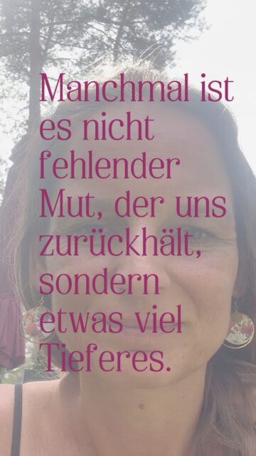 Kennst du das?

Wir stehen vor dem nächsten Entwicklungsschritt. Wir merken: So wie bisher geht es nicht weiter. Wir wollen uns verändern, uns weiterentwickeln.

Und genau dann kommen sie hoch: all die alten Programmierungen in uns.

Glaubenssätze wie:
Das brauchst du gar nicht erst probieren.
Das schaffst du nicht.
Das ist nicht sicher.

All das ploppt auf und hält uns in unserer Komfortzone.

Doch oft ist das nicht da, um uns zu schädigen.

Es sind innere Anteile, die uns schützen wollen, weil es vielleicht früher einmal zu gefährlich war, wirklich für uns selbst einzustehen oder unseren eigenen Weg zu gehen.

Es lohnt sich, dort hinzuschauen. Zu erkennen, was dort eigentlich blockiert und worum es im Kern wirklich geht.

Denn wenn sich diese Teile gesehen fühlen, müssen sie im Inneren nicht länger auf die Bremse drücken.

Plötzlich wird Veränderung nicht mehr zu einem inneren Kampf, sondern es entsteht Raum für das Leben, das du eigentlich längst leben möchtest.

Bist du bereit?

Alles Liebe, Claudia 🩷

#persönlichkeitsentfaltung #selbstvertrauen #innerearbeit #innerefülle #traumaheilung