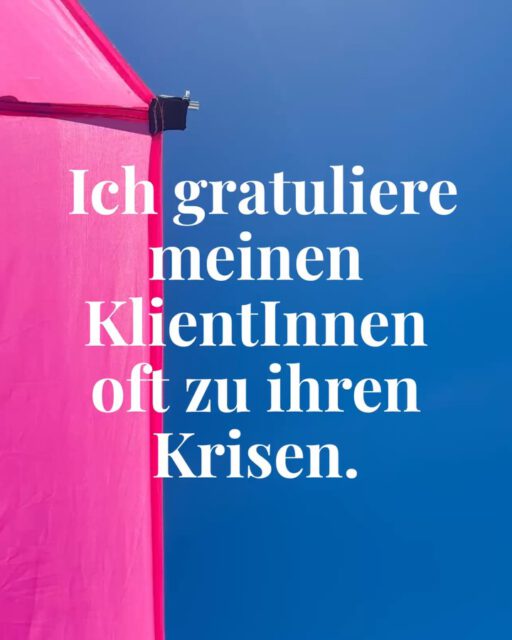 Wenn ich meine KlientInnen zu Beginn unserer gemeinsamen Arbeit zu ihrer Krise beglückwünsche, schauen sie mich meistens erst einmal an wie ein Auto und denken vermutlich, ich hätte einen kompletten Sockenschuss.

Und ganz ehrlich: Das kann ich verstehen.

Wenn wir mitten in Erschöpfung, Ängsten, Depressionen, körperlichen Symptomen oder anderen Herausforderungen stecken, fühlt sich das ganz sicher nicht nach etwas an, wofür man dankbar sein sollte.

Doch genau das erlebe ich in meiner Arbeit immer wieder.

Nach einigen Sitzungen wird oft langsam klar, was ich damit eigentlich meine:

Plötzlich erkennen Menschen, dass sie nicht einfach Opfer ihrer Umstände sind.

Dass all das nicht grundlos passiert ist.

Sondern dass das Leben manchmal ganz bewusst an den Punkt führt, an dem ein „Weiter so“ nicht mehr möglich ist.

Ein Weckruf.

Eine Einladung, ehrlich hinzuschauen und einmal Inventur zu machen.

Zu hinterfragen, was von dem, was wir denken, glauben und leben, überhaupt noch wirklich zu uns passt.

Was unserem eigenen Wesen entspricht.

Und was wir vielleicht schon viel zu lange übernommen haben, ohne es jemals wirklich bewusst zu hinterfragen.

Wenn meine KlientInnen dann beginnen, Schritt für Schritt einen neuen Weg einzuschlagen, merken sie oft zum ersten Mal, was alles möglich wird.

Sie spüren, dass Veränderung möglich ist.

Dass da ein Leben wartet, das viel besser zu ihnen passt.

Spätestens dann werden die Geschenke hinter die Krise sichtbar. 

Weil sie rückblickend erkennen:

Es ging nie darum, gegen das Leben anzukämpfen.

Sondern darum, endlich aufzuwachen und wieder bei sich selbst anzukommen.

Alles Liebe, Claudia 🩷

#persönlichkeitsentfaltung #selbstbewußtseinstärken #traumaheilung #innerearbeit #innerekindheilung